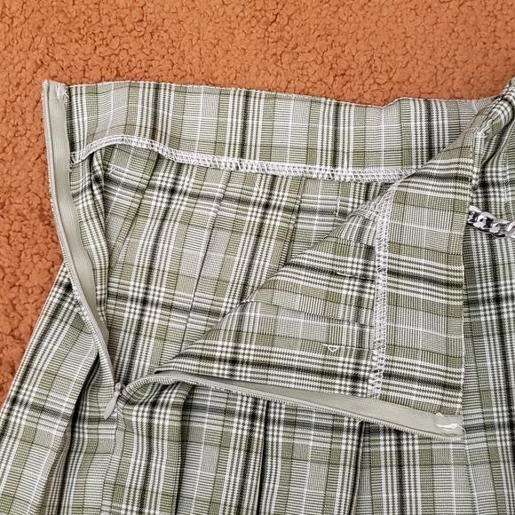 Green Plaid Irregular Pleated Skirt - Picture 8 of 11